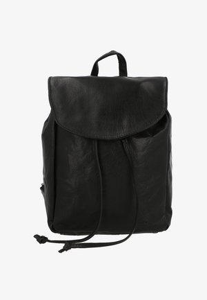 Zwarte leren rugzak met een klep aan de bovenkant, trekkoordsluiting en een enkele handgreep bovenaan.