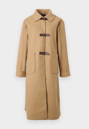 Casaco de lã longo na cor camel com colarinho largo, dois grandes bolsos frontais e dois fechos de pino escuro na parte frontal.