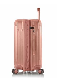 Roségoldenes Hartschalengepäck mit texturierter Oberfläche, seitlichem Reißverschluss, Kombinationsschloss, teleskopischem Griff und vier drehenden Rollen.