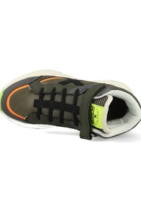 Groene en grijze sneaker met een bovenwerk van mesh en synthetisch materiaal, zwarte veters, neonaccenten en een klittenbandsluiting. Gevoerde binnenzool.