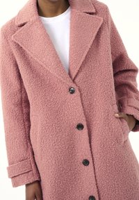 Kaffe Abrigo clásico - light pink