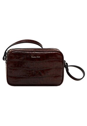 Bruine crossbodytas van leer met krokodillenstructuur, voorzien van een ritssluiting en een afneembare polsband. Heeft een minimalistisch ontwerp en een metalen logo.