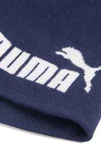 Mörkblå stickad tyg med en vit Puma-logotyp och text. Slät yta, vikta kanter och ren design utan ytterligare mönster.