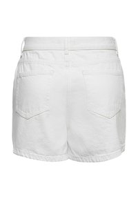 Short en denim blanc montré de dos avec deux poches et passants de ceinture, présenté sur un fond blanc uni.