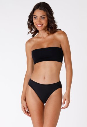 Bikini nero a due pezzi con top senza spalline e slip a taglio classico, caratterizzato da una texture liscia e elasticizzata e dettagli di cucitura minimi.