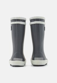 Bottes de pluie en caoutchouc grises avec des accents blancs, présentant une texture lisse, une hauteur mi-mollet et une semelle robuste pour une bonne adhérence.
