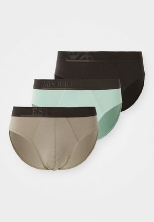 Drei Paar Herrenunterwäsche in Braun, Mintgrün und Khaki mit kontrastierenden elastischen Taillenbändern, die Markenlogos und das Gründungsjahr zeigen.