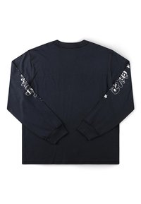 Μαύρο πουκάμισο μακρυμάνικο με λευκά γραφικά κειμένου σε στυλ γκράφιτι και αστέρια στα μανίκια, απλωμένο επίπεδα και δείχνει την πίσω πλευρά.