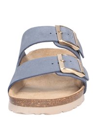 Niebieskie zamszowe sandały z dwoma regulowanymi paskami i złotymi klamrami. Corkowa wkładka i biała podeszwa z EVA, płaski design.