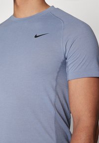 Nike Performance FLEX - Športne majice - ashen slate/black