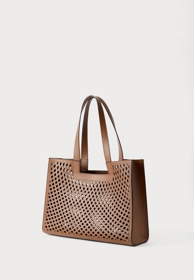 Καφέ δερμάτινη τσάντα ώμου με διαμαντένια κοψίματα και διπλούς ιμάντες ώμου σε απλό φόντο.