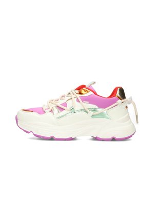 Sneaker chunky bianco e rosa con dettagli metallici, suola texturizzata e sovrapposizioni in tessuto verde e rosso. I lacci sono beige.