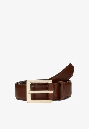 Cinto de couro castanho com uma fivela quadrada dourada elegante e logotipo gravado. Textura suave com bordas costuradas, projetado para um aspeto polido.