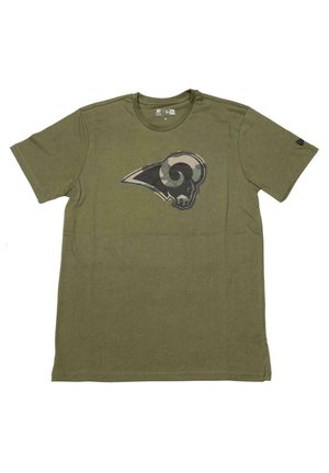 Olivenfarbener Baumwoll-T-Shirt mit kurzen Ärmeln, das ein großes schwarzes und graues Rams-Logo auf der Vorderseite zeigt. Leichter, lässiger Schnitt.