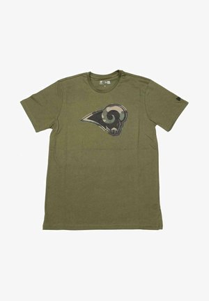 Olivenfarbener Baumwoll-T-Shirt mit kurzen Ärmeln, das ein großes schwarzes und graues Rams-Logo auf der Vorderseite zeigt. Leichter, lässiger Schnitt.