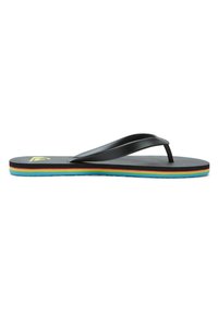 Musta flip-flop, jossa on teksturoitu pohja ja monivärinen kerrosmidsole punaisena, keltaisena, vihreänä ja sinisenä, sekä joustava musta hihna.