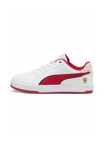 Sneaker alb din piele cu accente roșii, dungi negre contrastante, șireturi plate și talpă din cauciuc cu un mic logo Ferrari pe călcâi.