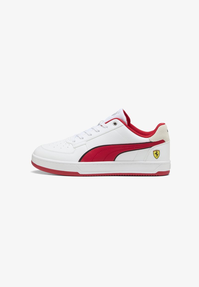 Sneaker alb din piele cu accente roșii, dungi negre contrastante, șireturi plate și talpă din cauciuc cu un mic logo Ferrari pe călcâi.