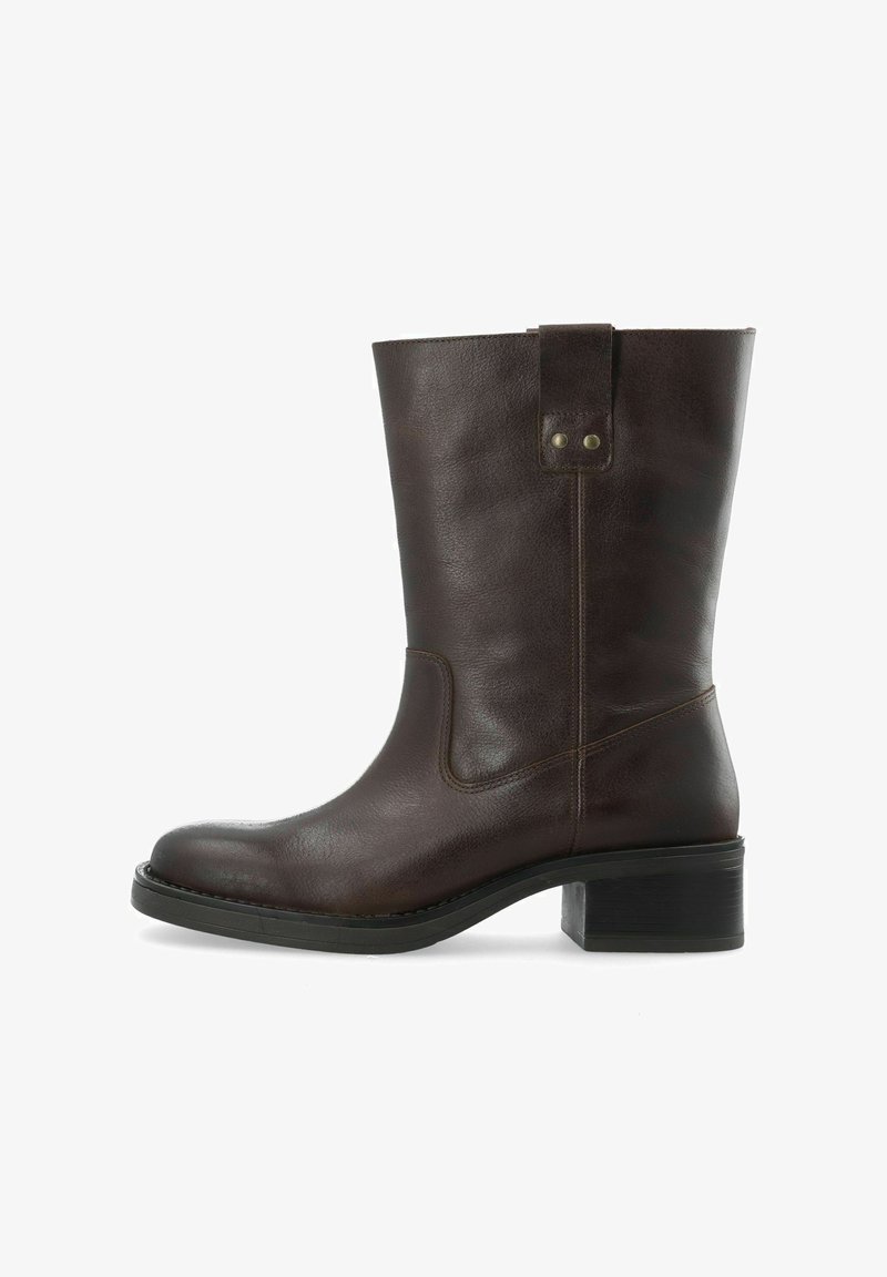 Bruine leren enkellaars met een ronde neus, blokhak en zijnaadstiksel. Bevat een lipje met metalen studs voor gemakkelijke draagbaarheid.