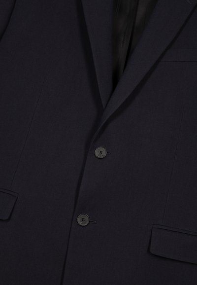 Dunkelblazer in Marineblau mit zwei geschlossenen Knöpfen, Schlappkragen, vorderen Klappentaschen und sichtbarem schwarzen Innenfutter.