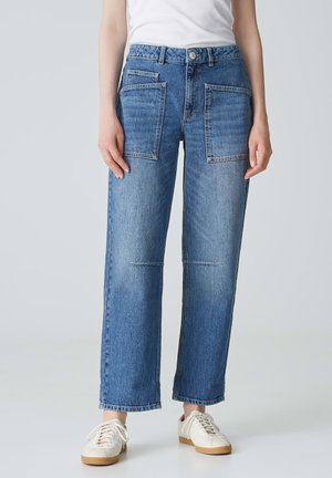 Denim-Jeans mit einer hellblauen Wäsche, geradem Bein und mehreren Fronttaschen. Mit Knopfverschluss und leicht ausgefransten Säumen.