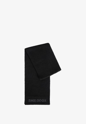 Écharpe en tricot côtelé noir avec une texture lisse et un discret logo au bout, conçue pour la chaleur et la polyvalence.