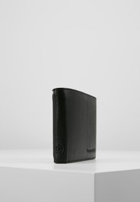 Portefeuille en cuir noir avec une texture lisse, de forme rectangulaire et un logo embossé discret. Design simple, sans motifs ni accessoires supplémentaires.