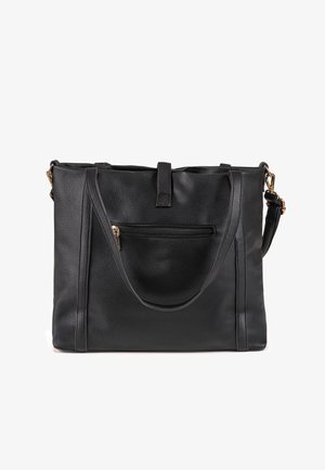 Sort læder tote bag med tekstureret overflade, der har en frontlomme med lynlås, to topgreb og en justerbar skulderrem.