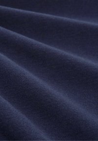 Marineblauer Stoff mit glatter Textur, feinem Rippmuster und dezentem Glanz, der weiche Falten und Drapierungen zeigt.