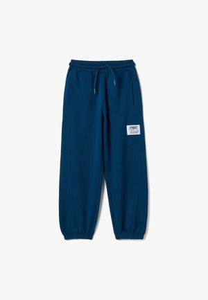 Pantalones jogger azul marino con cintura y puños elásticos, bolsillos delanteros y una etiqueta blanca con la inscripción "Street Team" en la pierna derecha.