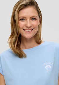 s.Oliver ÜBERSCHNITTENEN SCHULTERN IM RELAXED FIT - T-Shirt print - himmelblau