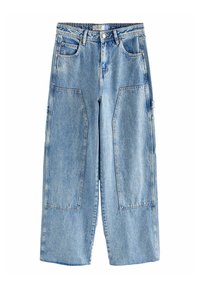 Blugi din denim de culoare albastru deschis, cu croială largă, buzunare mari aplicate, cusături contrastante, închidere cu nasture și linie dreaptă de la talie până la margine.