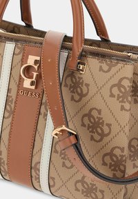 Sac à main marron à motifs avec des finitions dorées, doté de poignées courtes marron, d'une bandoulière amovible et d'accents à rayures crème sur les côtés.