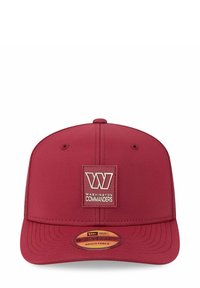 Rote Kappe mit einem quadratischen Logo "WASHINGTON COMMANDERS", verstellbarem Riemen, flacher Krempe und texturiertem Material.