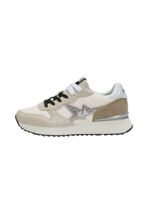 Baskets beige et blanches avec lacets noirs et blancs, motif étoile argentée avec strass et semelle blanche avec relief noir.