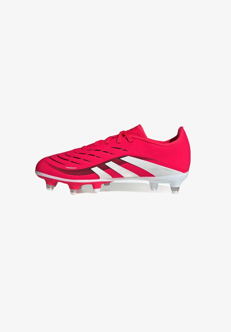 Botín de fútbol rosa con una parte superior texturizada, acentos blancos, diseño aerodinámico y seis tacos transparentes en una suela blanca.