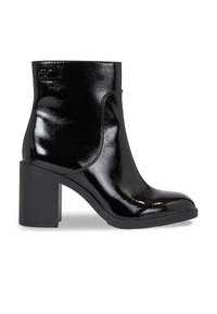 Botas de tobillo de charol negro con punta redonda, tacón ancho y diseño minimalista. Presentan un sutil logotipo en el lateral.