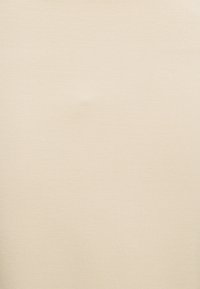 Beige Stoff mit einer glatten Textur und leichtem Glanz. Die Oberfläche ist einheitlich und zeigt minimale Variationen oder Muster. Langlebig und vielseitig.