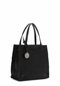 Svart läder tote-väska med en texturerad yta, med två handtag och en dekorativ tagg med en cirkulär silverdetalj.