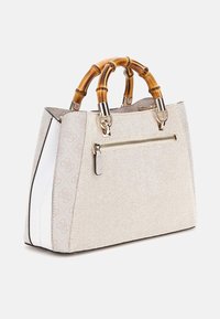 Jasnobeżowa torebka wykonana z teksturowanego materiału, z bambusowymi uchwytami, srebrnym okuciem i zapinaną na zamek kieszonką z przodu.