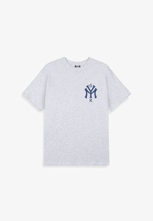 Szara koszulka z krótkim rękawem, uszyta z miękkiej bawełny, z granatowym logo na lewej piersi. Klasyczny okrągły dekolt, luźny krój.