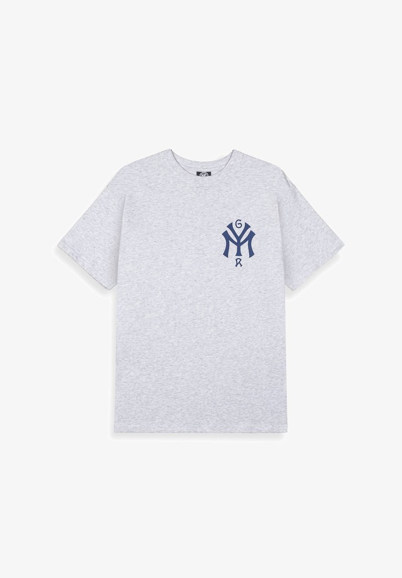 Szara koszulka z krótkim rękawem, uszyta z miękkiej bawełny, z granatowym logo na lewej piersi. Klasyczny okrągły dekolt, luźny krój.