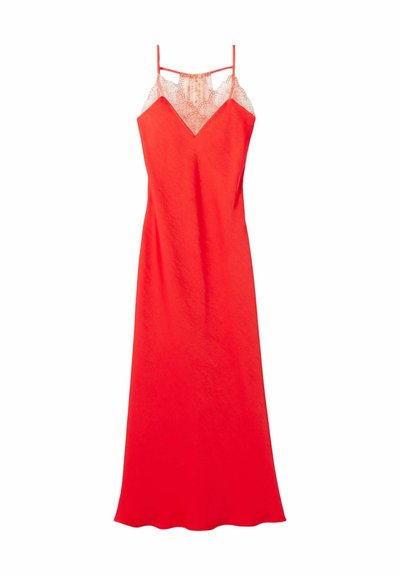 Abito lungo a sottoveste rosso con spalline sottili e un pannello di pizzo sulla scollatura e sulla parte superiore della schiena, su sfondo bianco.