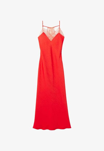 Abito lungo a sottoveste rosso con spalline sottili e un pannello di pizzo sulla scollatura e sulla parte superiore della schiena, su sfondo bianco.