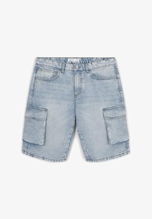 Shorts cargo en denim bleu clair avec une coupe droite, deux grandes poches latérales, une texture usée et une fermeture à bouton à la taille.