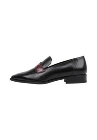 Mocasin de cuero negro con punta afilada, que presenta una correa de acento burdeos. Textura suave, tacón bajo y diseño aerodinámico.