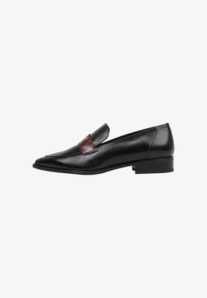 Mocassin en cuir noir à bout pointu, avec une sangle d'accent bordeaux. Texture lisse, petit talon et design épuré.