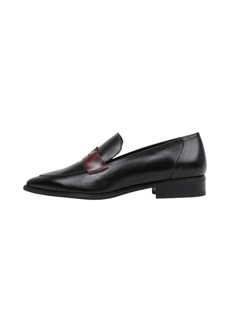 Mocasin de cuero negro con punta afilada, que presenta una correa de acento burdeos. Textura suave, tacón bajo y diseño aerodinámico.