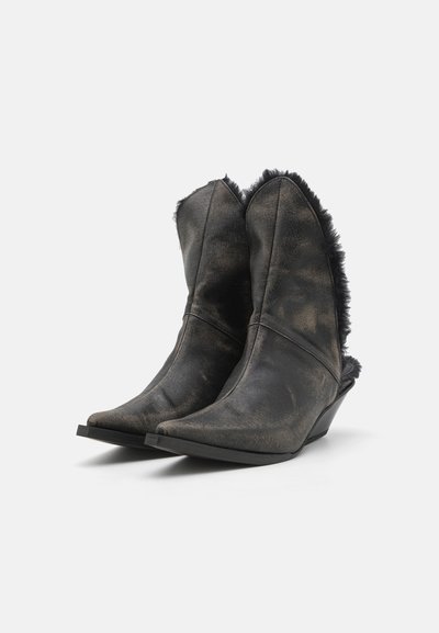 GmbH NAIMA BOOTIE - Papuci înalți - black