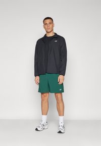 New Balance ESSENTIALS SHORT - Pantalón corto de deporte - nightwatch green